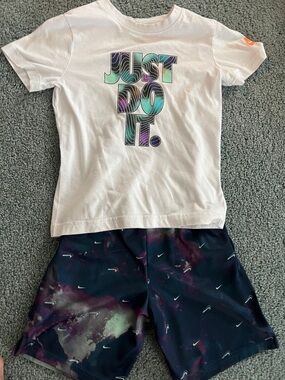 Boys Nike 'Just Do It.' Graphic Tshirt and Navy Galaxy Shorts Set size 6-7
